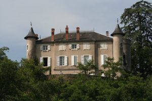 Vue sur le Château de Saint Ambroise. 